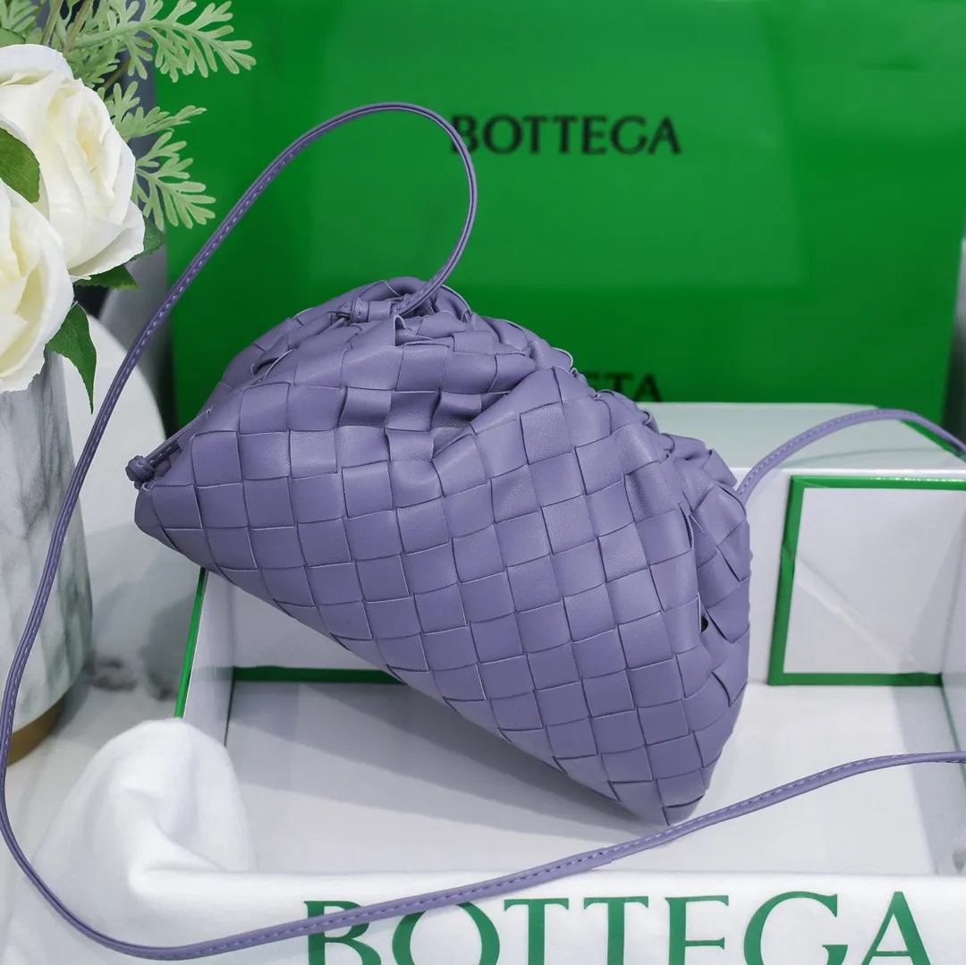 Batch 1260 large grid weaving The pouch cloud bag is the first series designed by former Celine designer Daniel Lee after joining BV. The upper body is extremely ecstatic ~ fashionable and classy ~ elegant and concise, lazy and intellectual size: 23*13*8 [Little Cloud Rough Weave#]